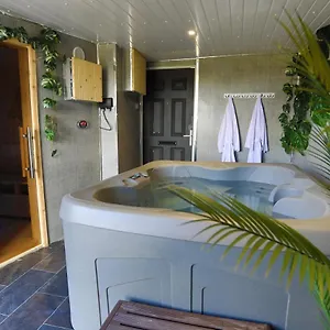 Coastal With Hot Tub And Garden Sleeps 8 Holiday home Skelton (North Yorkshire)
